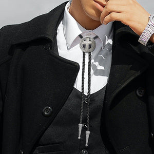 Bolo tie med kors i rund silvermedaljong Silver