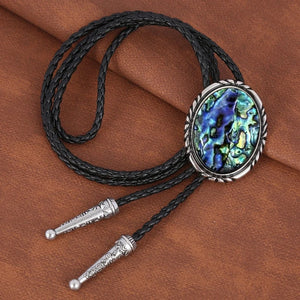 Bolo tie med snäckstenshänge i blågrönt skimrande