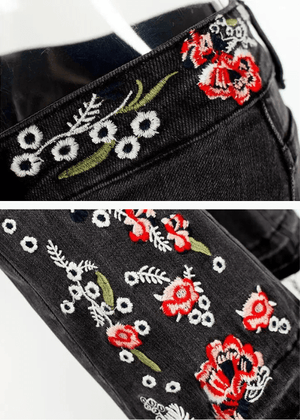 Broderade svarta flare jeans med blommönster