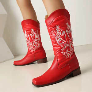Cowboyboots med elegant broderi och glansig yta