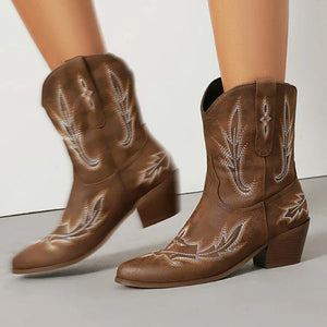 Låga cowboyboots med broderad design och mjuk mockalook