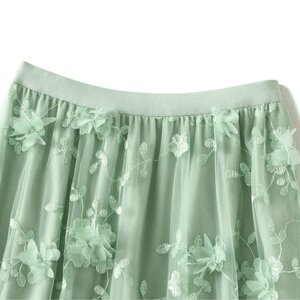 Lång tyllkjol med 3D-blombroderi