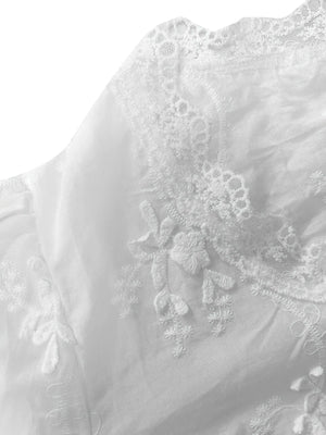 Vit broderad blus i broderie anglaise med ballongärm