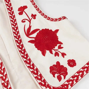 Vit Broderad Väst med Röda Blommor