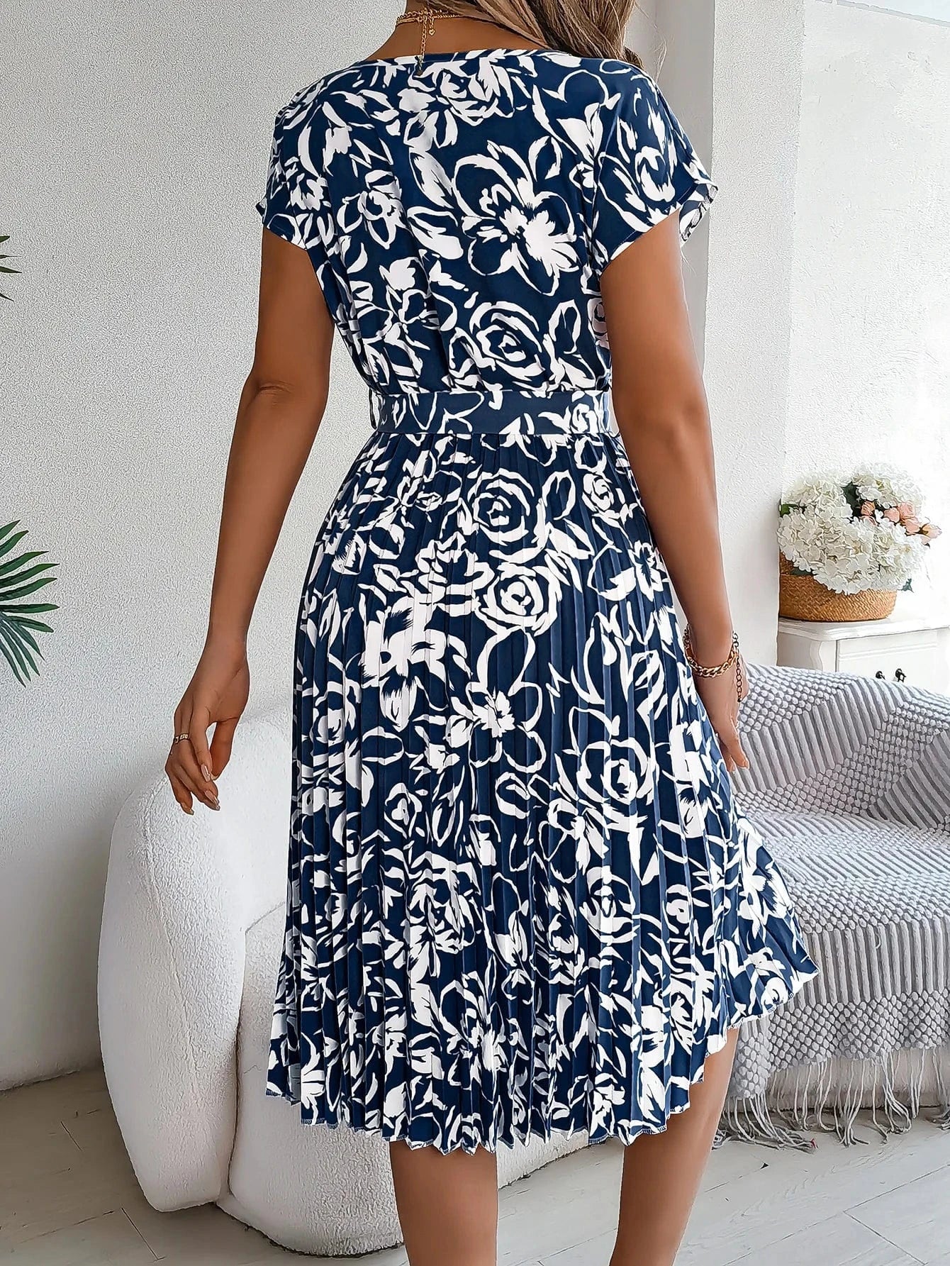 Blommig plisserad klänning