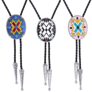 Bolo tie i justerbart läder med färgstarkt totemmönster