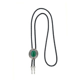 Bolo tie i läder med metallhänge och färgad sten Grön