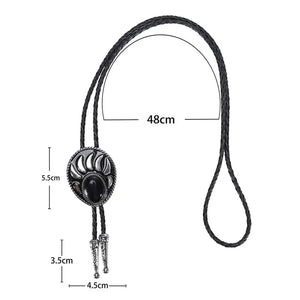 Bolo tie i silverfärgad björntassdesign med ädelstenslook