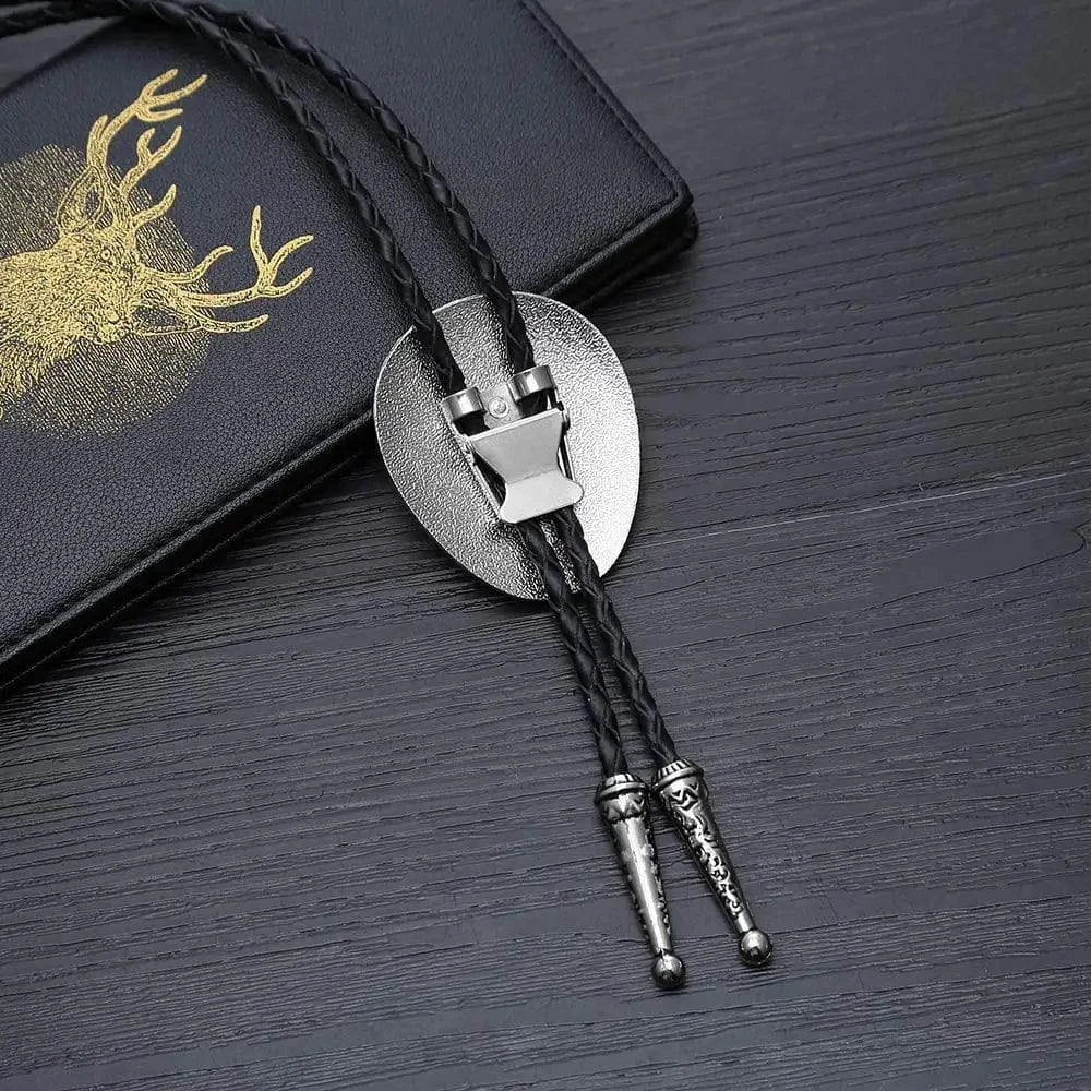 Bolo tie med dekorativ sten och lövmönstrad i vintage-stil