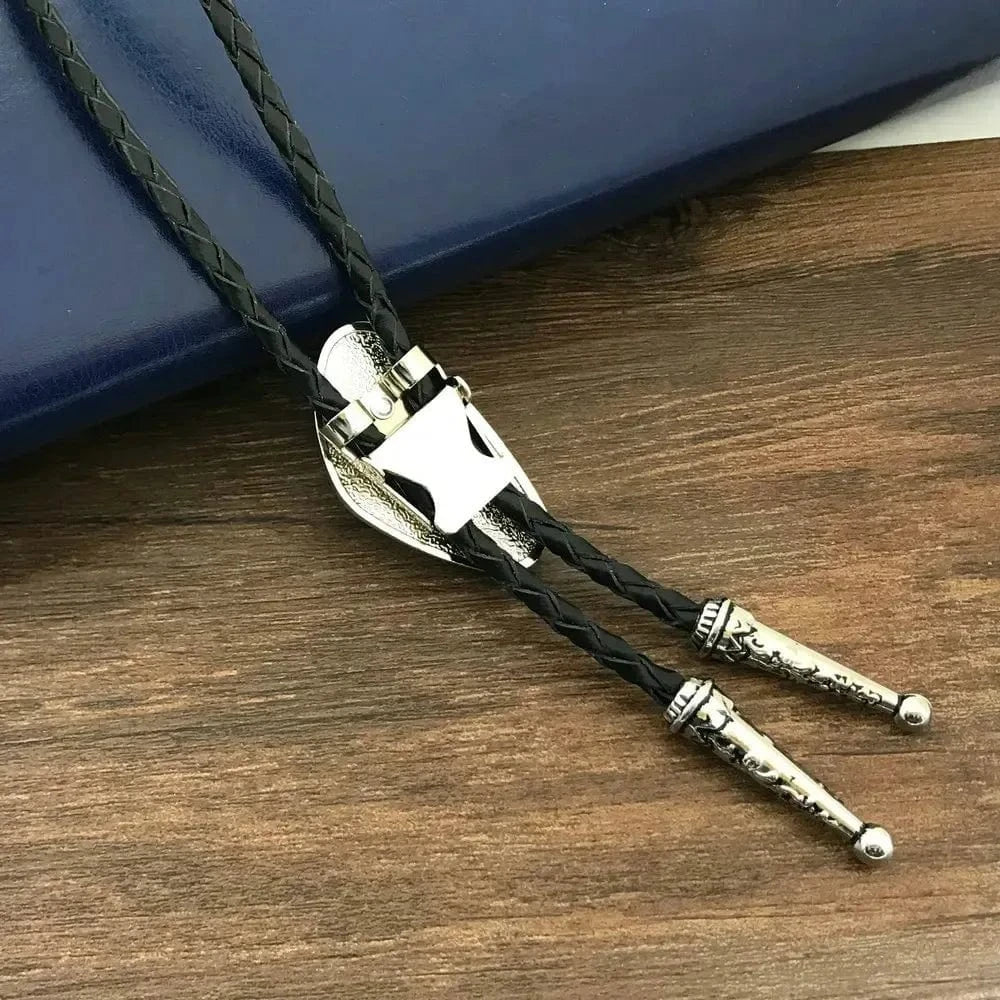 Bolo tie med färgad sten i oregelbunden form