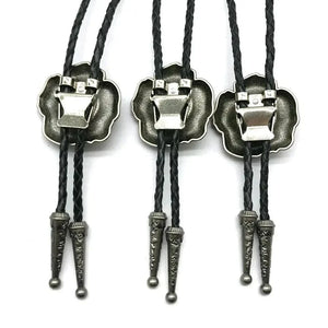Bolo tie med rosformad medaljong och kristallsten
