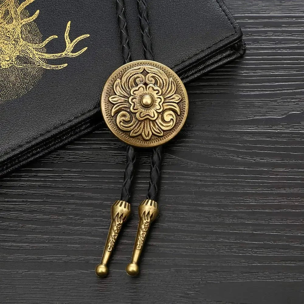 Bolo tie med rund medaljong och blomgravyr Guld