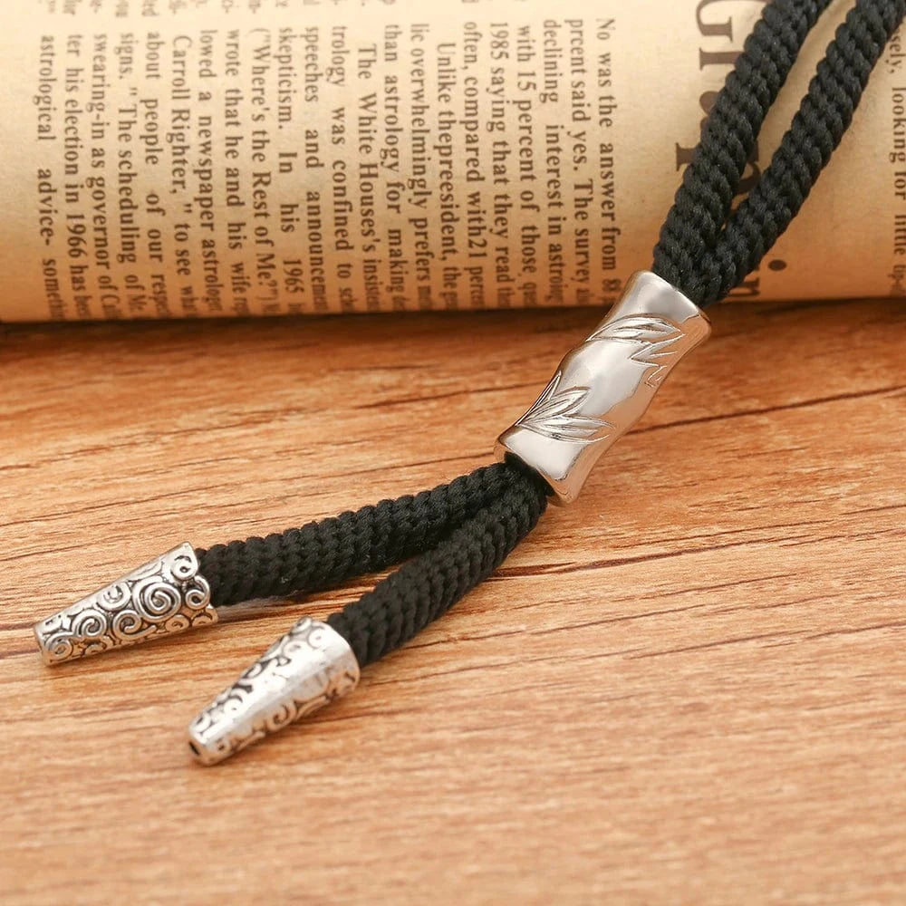 Bolo tie med silverfäste och svart nylonrep