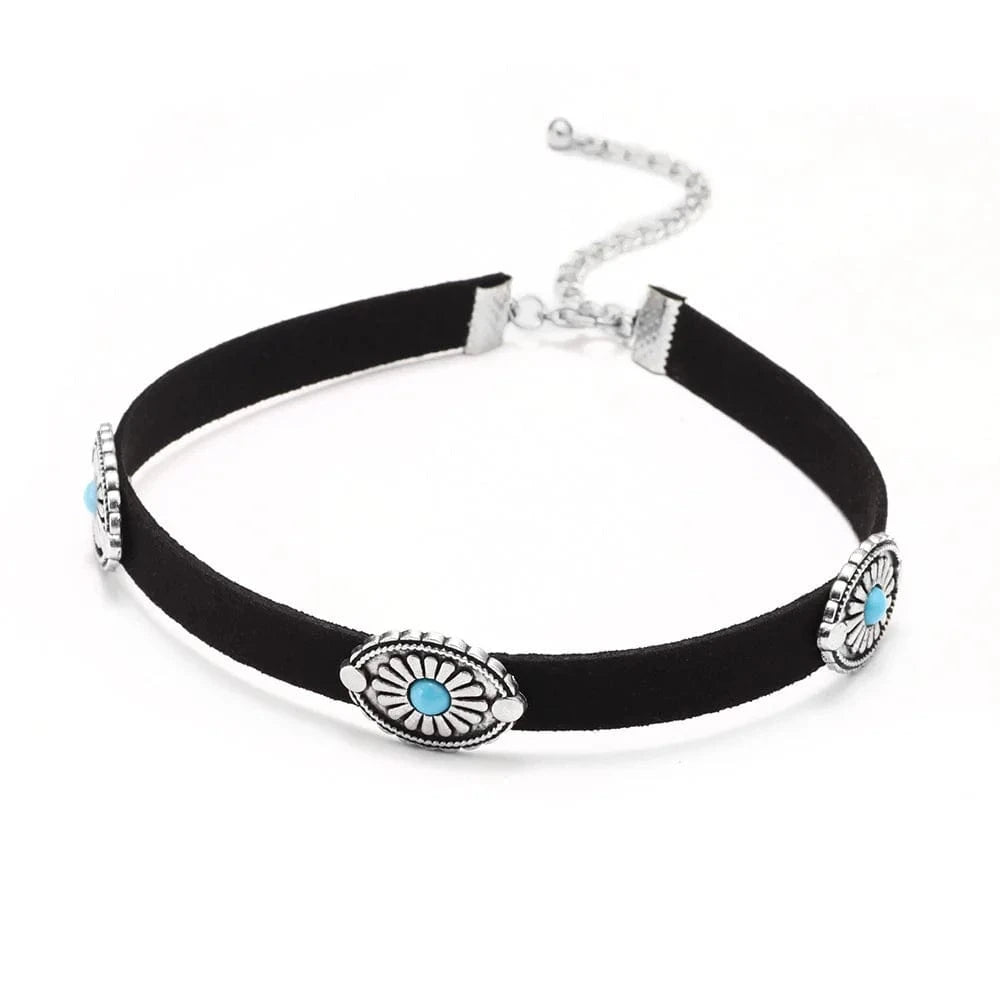 Choker i läder med turkos conchos
