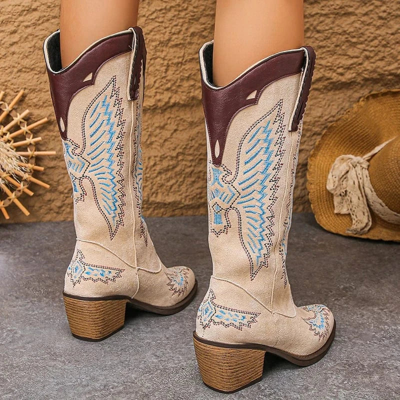 Cowboyboots i mjuk mockalook med snidad västerndetalj