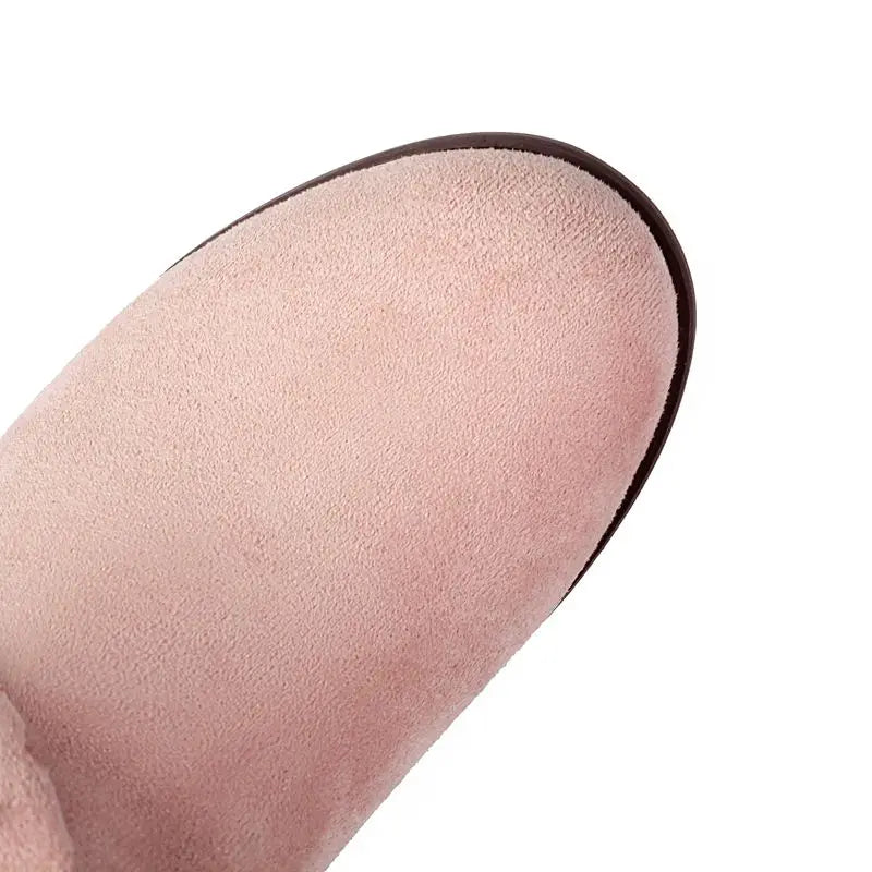 Cowboyboots i mocka med utskuret mönster och rund tå