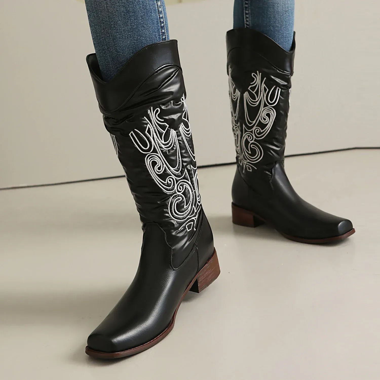 Cowboyboots med elegant broderi och glansig yta