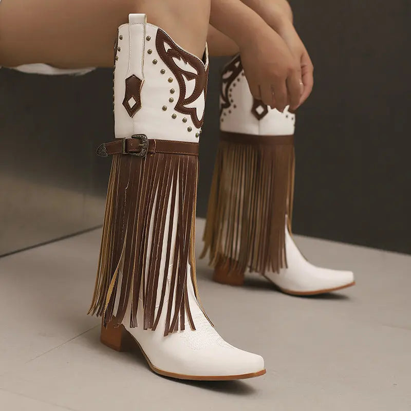 Cowboyboots med fransar och dekorativt spänne i vintage-stil