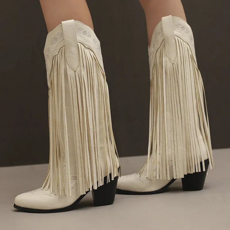 Cowboyboots med tofsar i mjukt läder och broderade detaljer