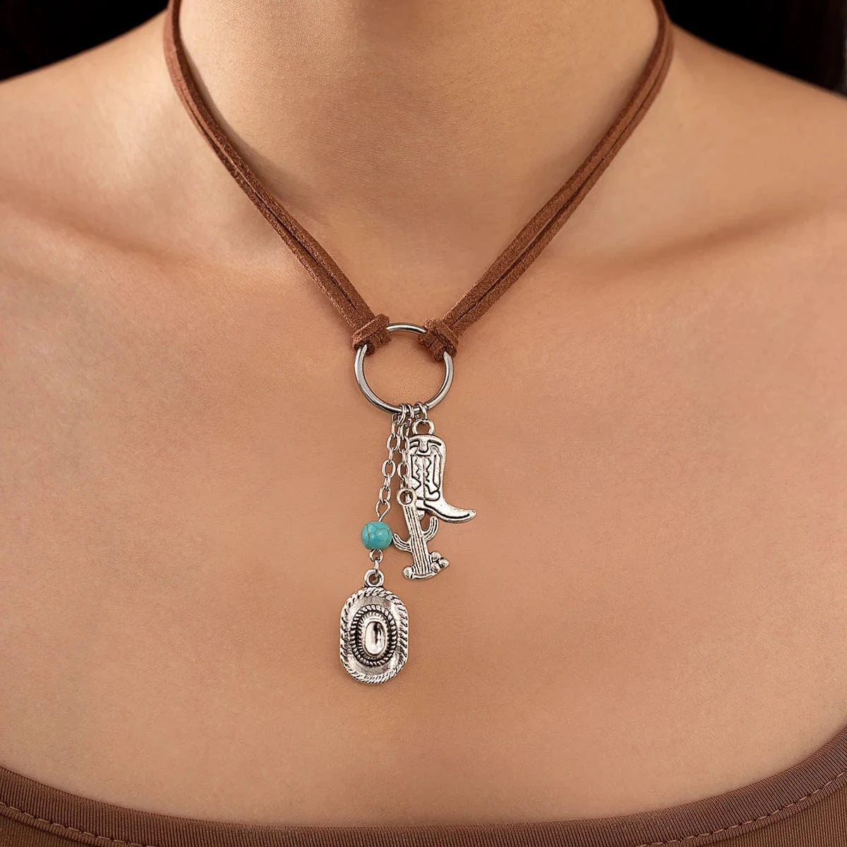 Cowgirl-halsband i mocka med berlocker Brun och silver