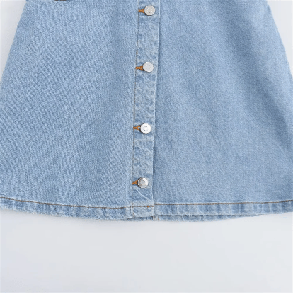 Kort denimklänning med knappar
