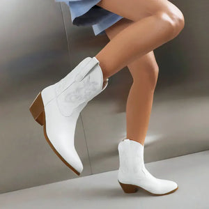 Låga cowboyboots i glänsande läderlook med broderi