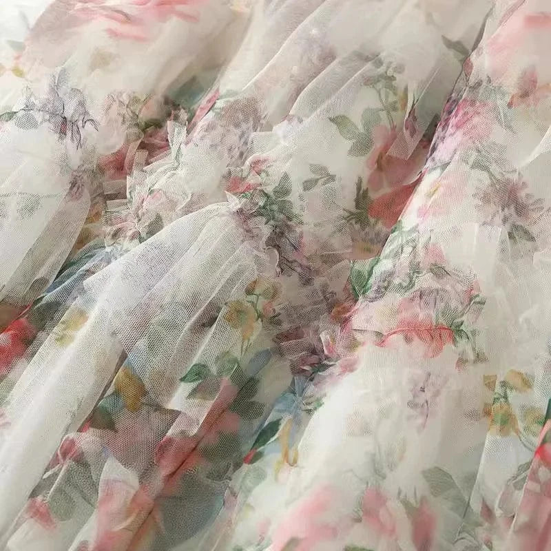 Lång tyllkjol med blommönster och volanger