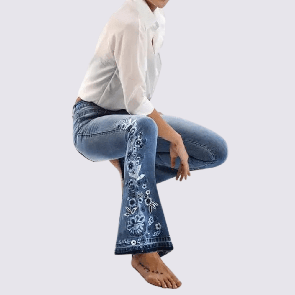 Ljusblå utsvängda jeans dam med blombroderi