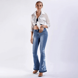 Ljusblå utsvängda jeans dam med blombroderi