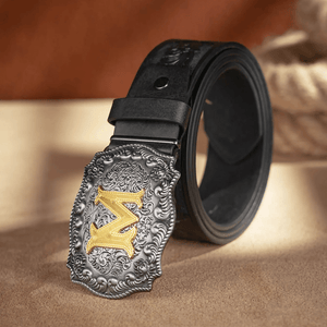 Svart westernbälte med Graverat Mönster och Initialspänne i Metall