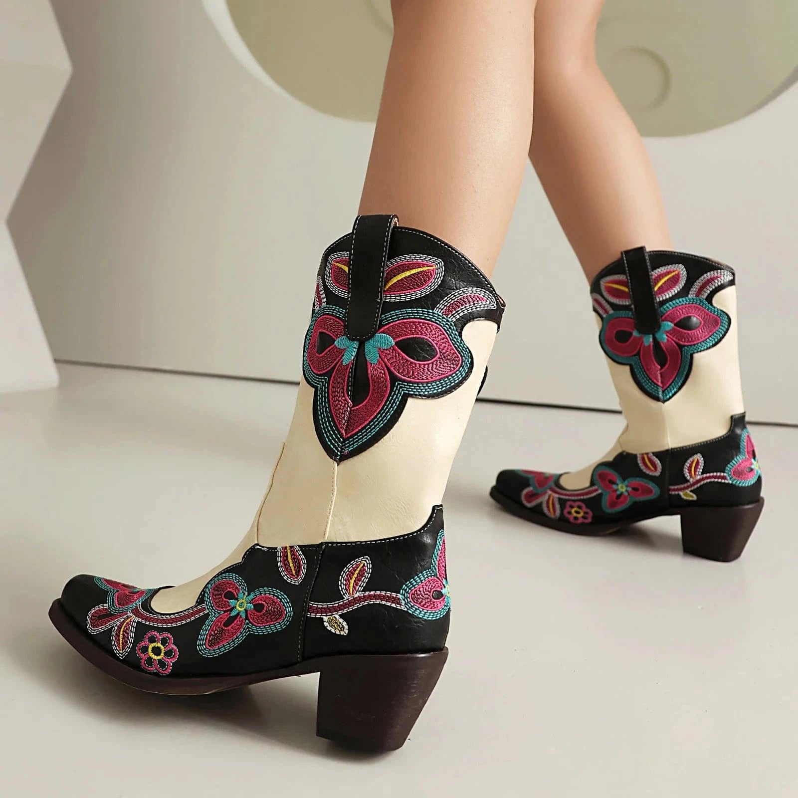 Tvåfärgade Höga Cowboyboots med Blommigt Broderi för Dam