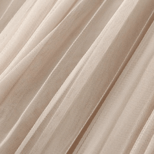 Tyllkjol med pärldekorationer