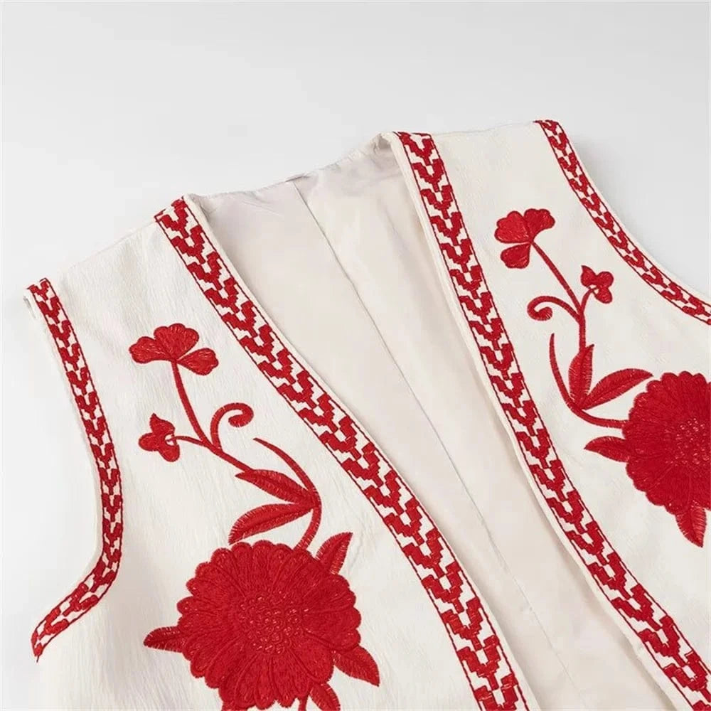 Vit Broderad Väst med Röda Blommor