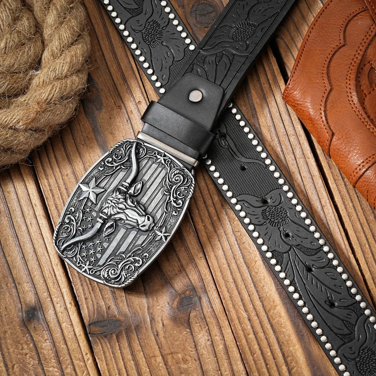 Westernbälte med präglat longhornsspänne